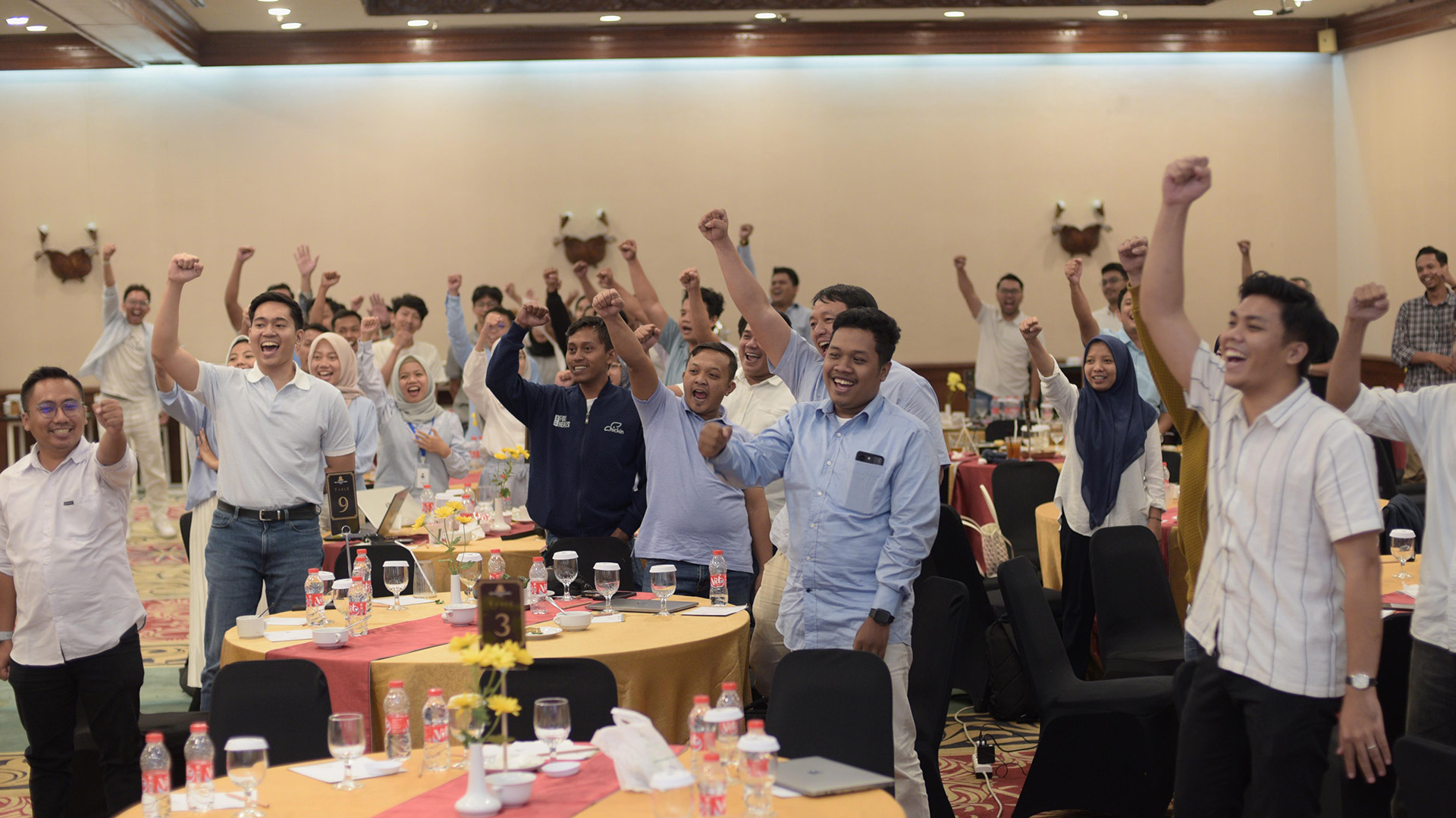 Tim Chickin sedang berkolaborasi